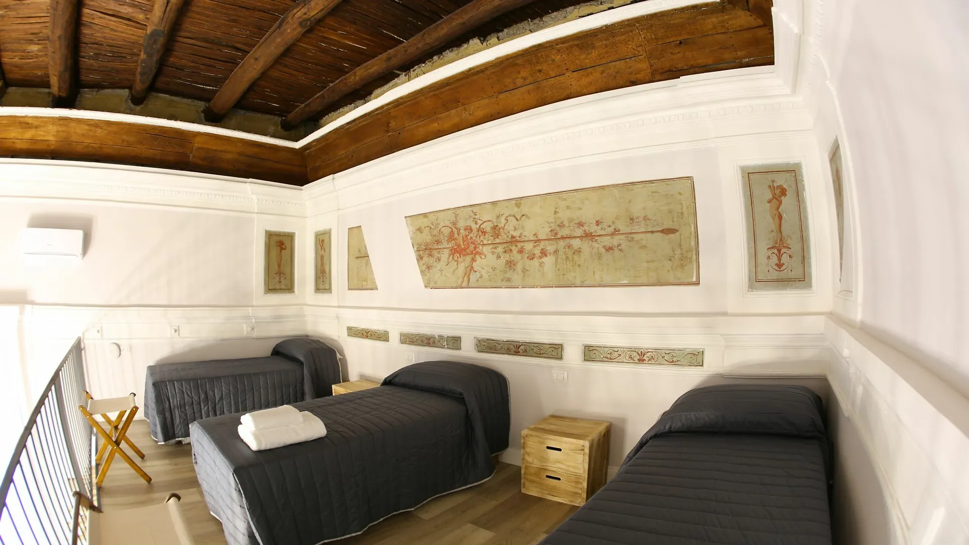 Bed and Breakfast The Dante House By House In Неаполь 2*,